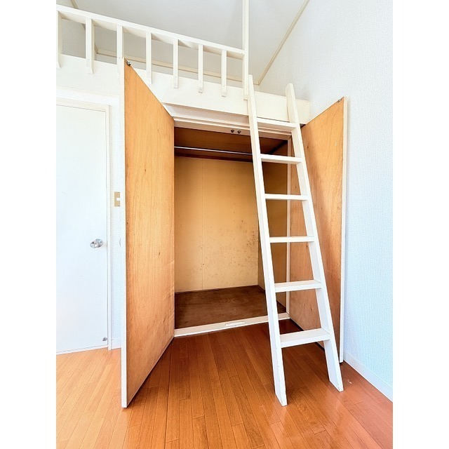 ロフト下のスペースが収納になっております♪