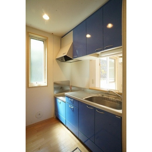 青色のフィルム張りのキッチンです♪