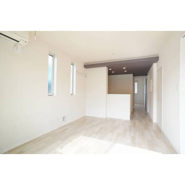 窓の多い開放感のあるお部屋♪