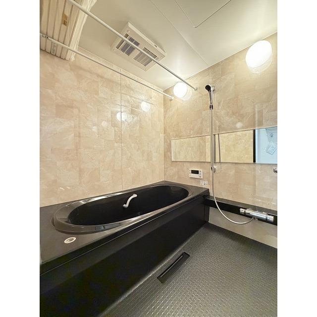 ゆとりのある浴槽でくつろぎのバスタイム♪