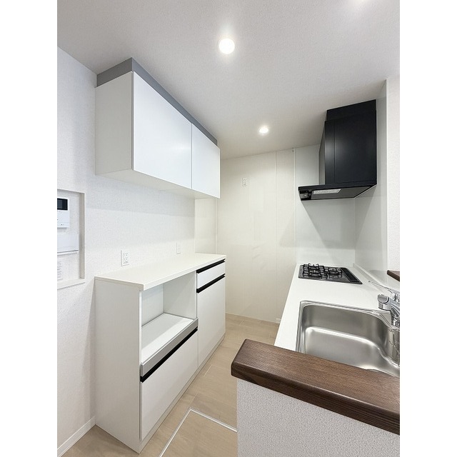 キッチン内に収納棚がございます♪