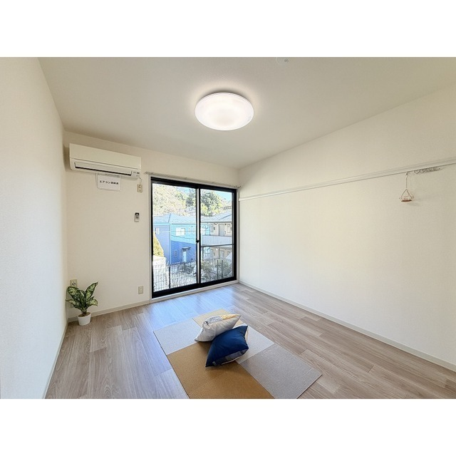 明るい朝を迎えられる、東向き5.9帖洋室