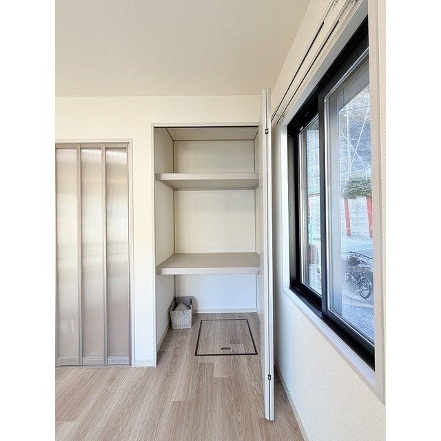 すっきり暮らせる収納付き。