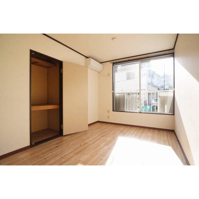 南側5.5帖洋室にエアコンが付いております