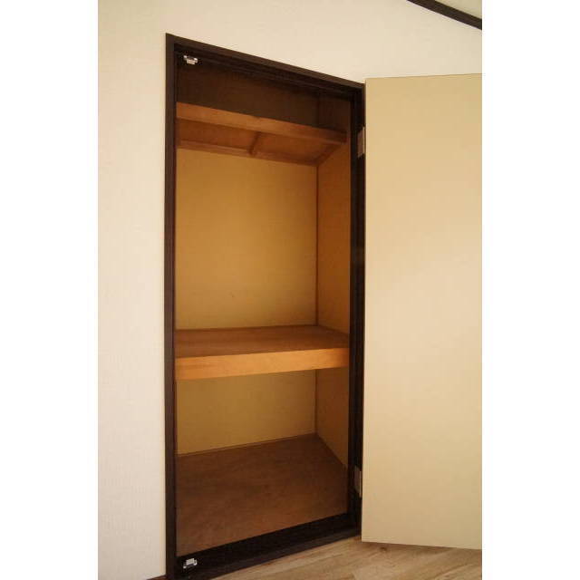 南側5.5帖洋室の収納です