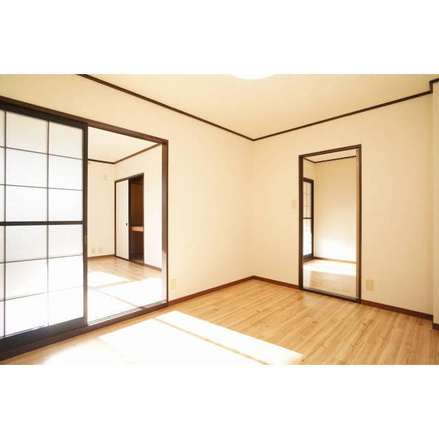 中部屋5.5帖洋室です。