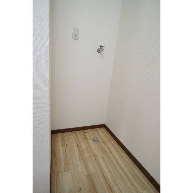 洗面所に洗濯機置場がございます。