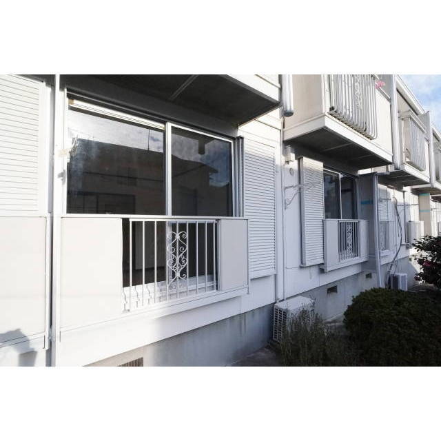 バルコニーは無く、窓手すりです。