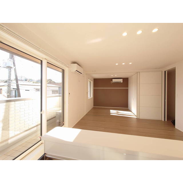 開口部が多く明るいリビング