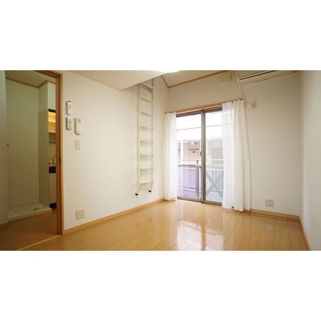 エアコン・収納ありの居室です。ロフトを収納としても利用可能です。