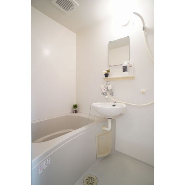 白基調で清潔感のあるシンプルなバスルーム♪