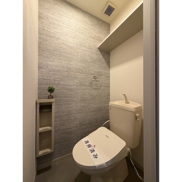 上部棚と洗浄便座が便利です♪