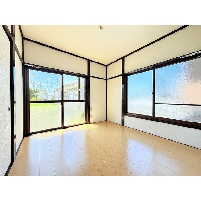 南側洋室4.5帖♪2面採光です♪