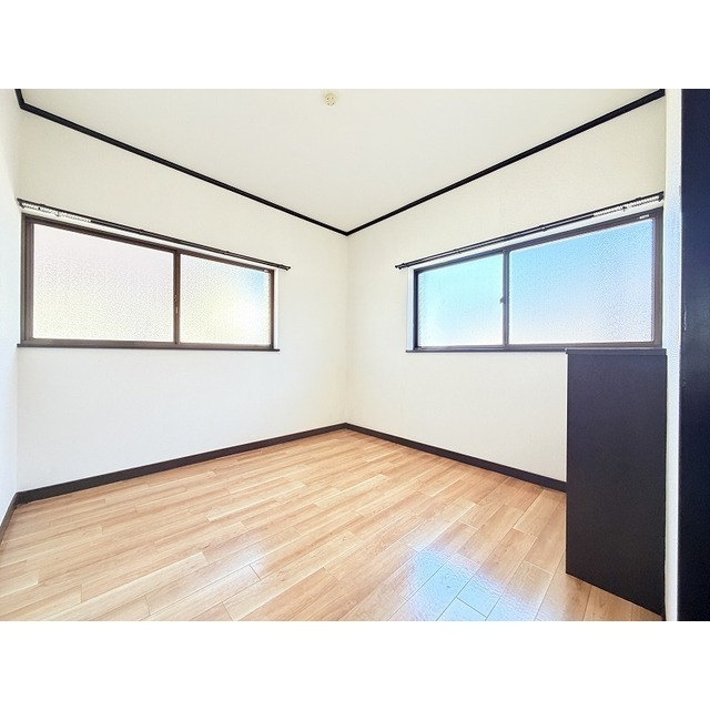 北側洋室4.5帖は2面採光です♪