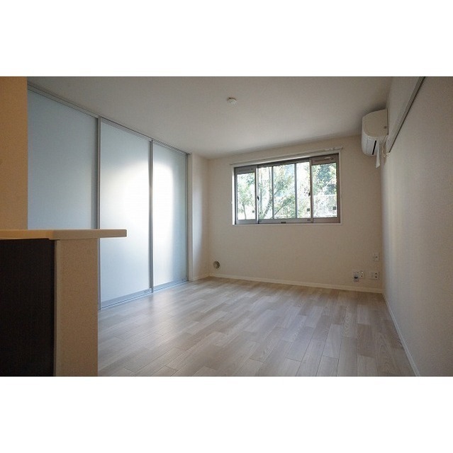 ご家族や友人を招いても楽しく過ごせそうな10帖のゆとりあるLDK