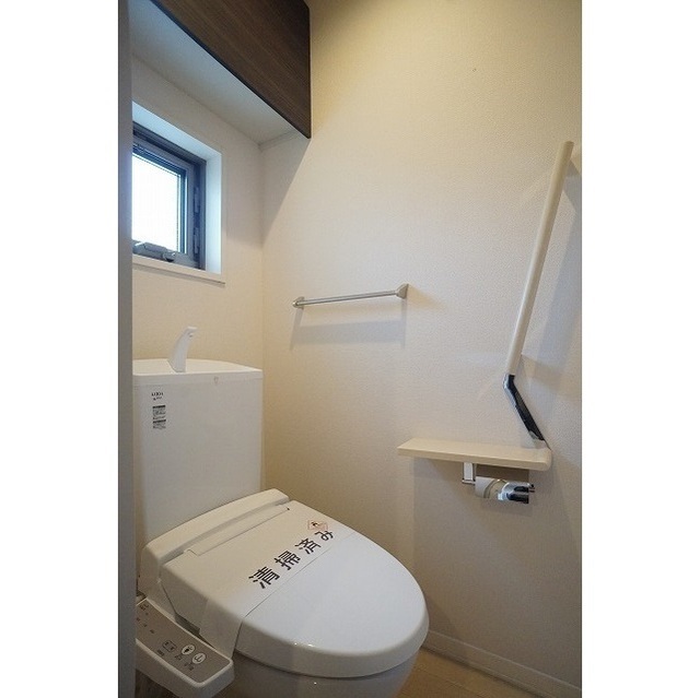 上部棚と洗浄便座が便利♪