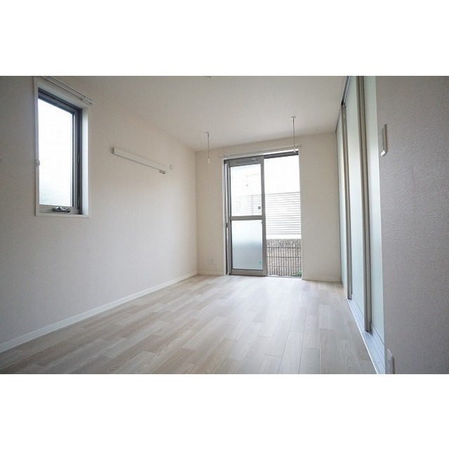 寝室も明るい♪2面採光です