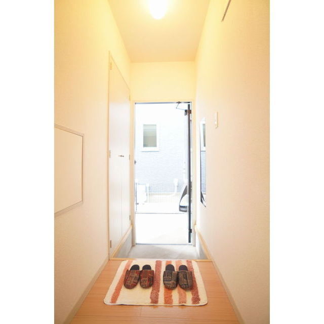 玄関には、便利な姿見付き♪