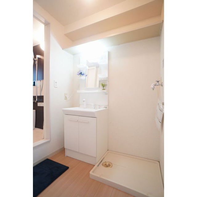 上部に収納棚もあり、機能的で使いやすい脱衣スペース♪