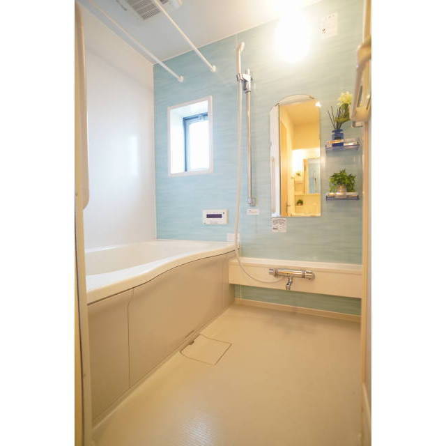 便利な浴室乾燥機付き！小窓で自然換気も可能です！