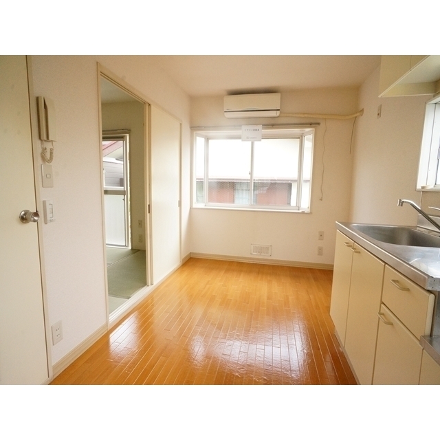 採光面が多く明るい室内