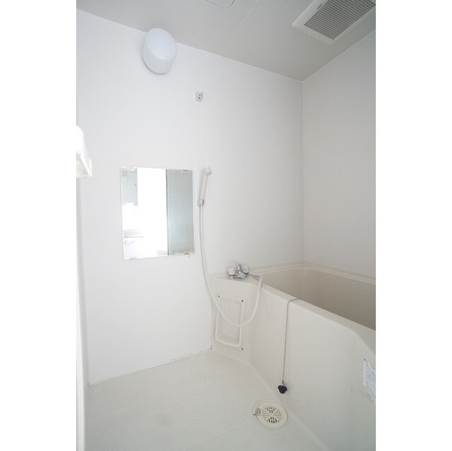 白基調で清潔感のあるバスルーム