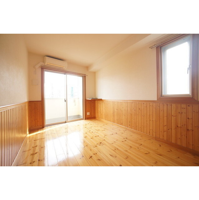 ２面採光で明るい洋7.5帖♪