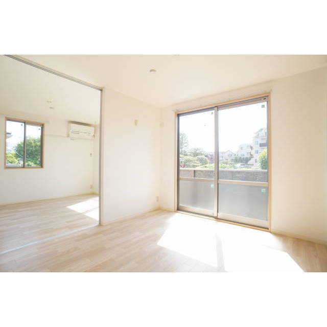 窓の多い開放感のある居室♪