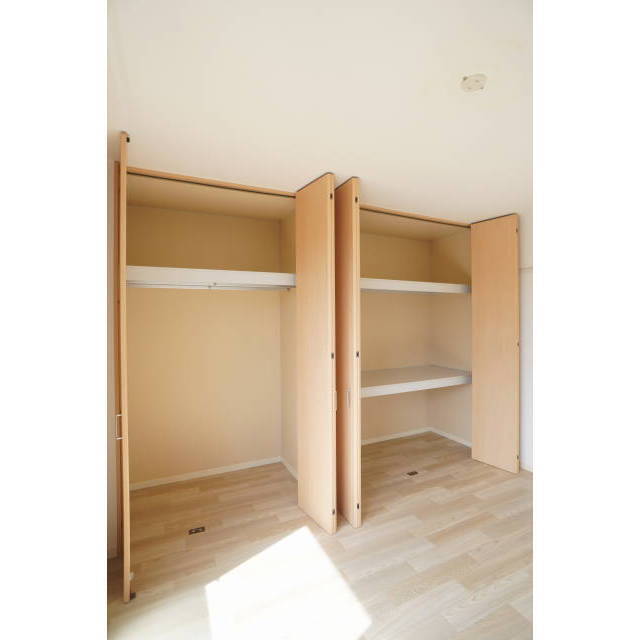 壁一面の容量豊富なクローゼット♪