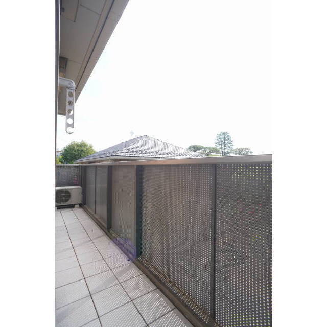 2部屋にまたがる広いバルコニー♪