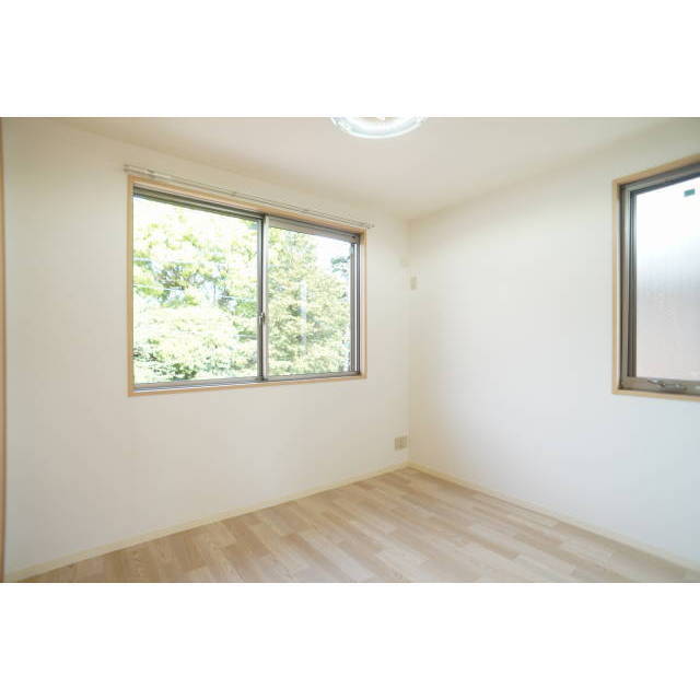 北側洋室も2面採光です♪