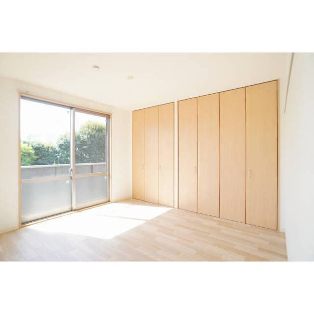 壁一面の収納を備える南側洋室♪