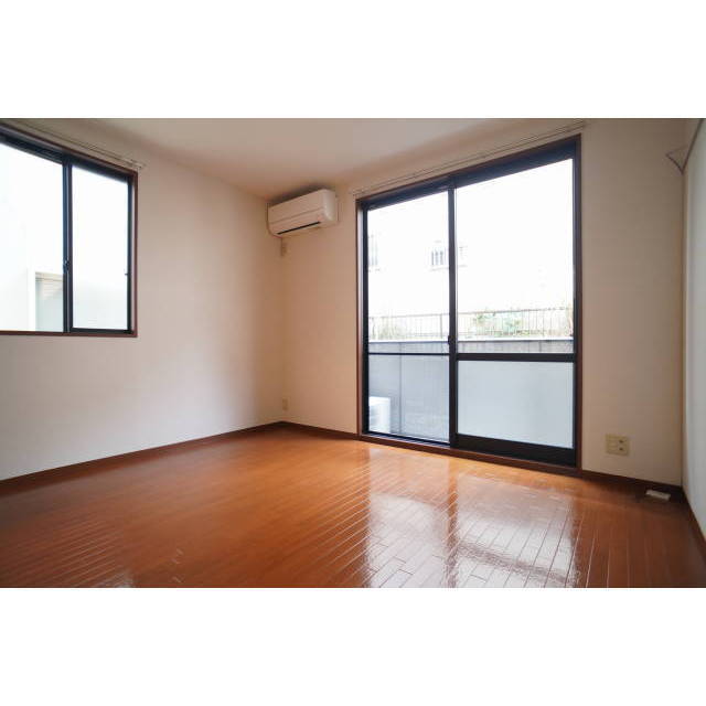 エアコン付、2面採光の洋室♪