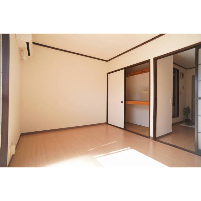 6帖の洋室でエアコン付きです。