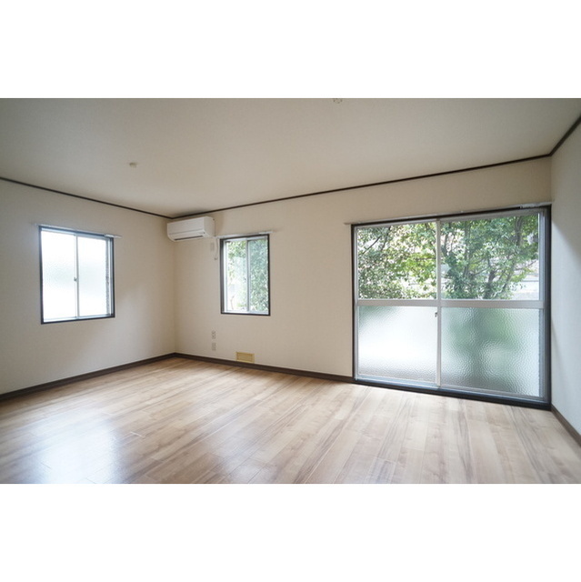 リビングにエアコンが付いております♪