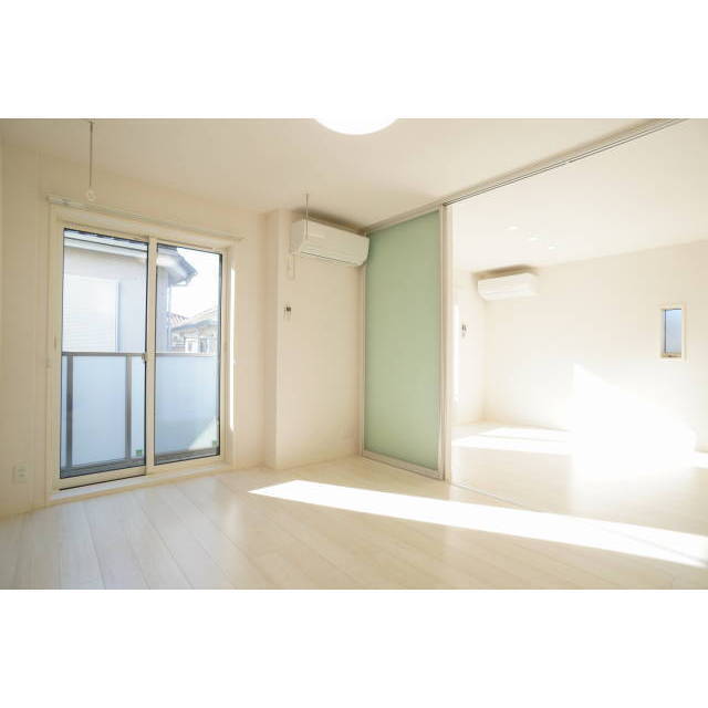 大きな窓が連なる居室♪