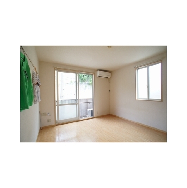 2面採光の明るい洋室は8帖です♪