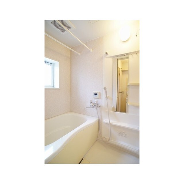 小窓が付いた明るいバスルーム♪