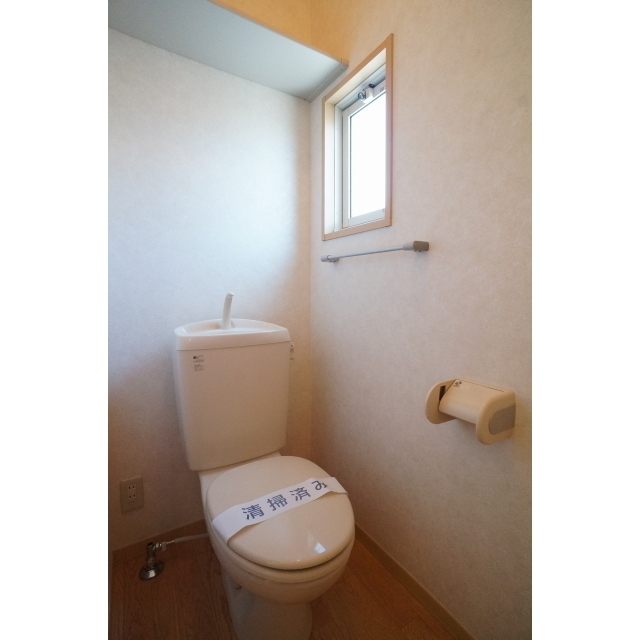 小窓付きで明るく、換気もできます♪