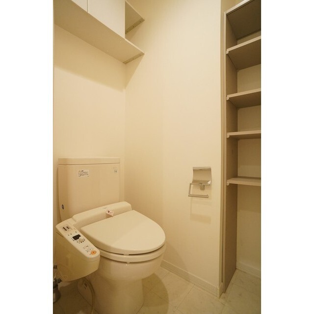 上部棚と洗浄便座が便利です♪