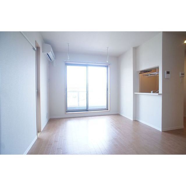 リビングにエアコンが付いております♪