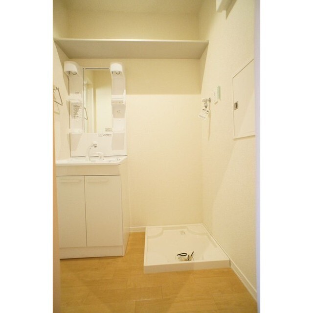 洗面台横に洗濯機置場がございます♪