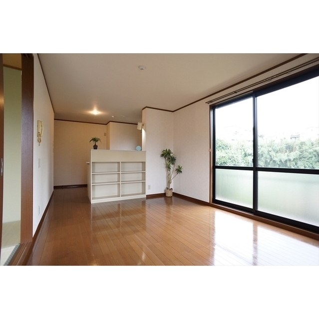 採光面多く明るい室内