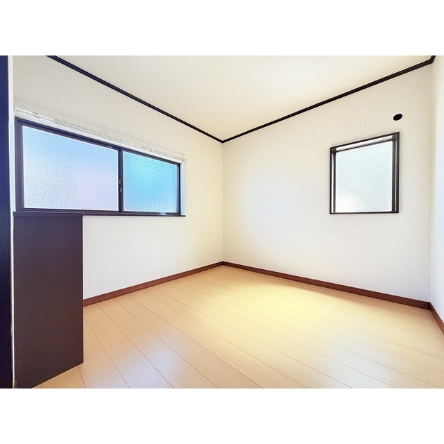 北側洋室♪2面採光です♪