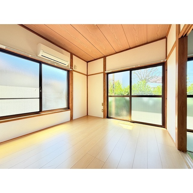 南側洋室4.5帖にエアコンが付いております♪