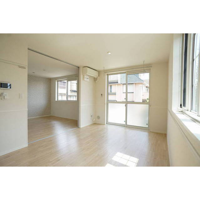 開口部も多く明るいお部屋です