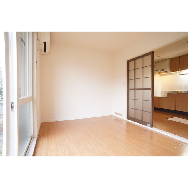 リビングになる洋室はエアコン付き♪