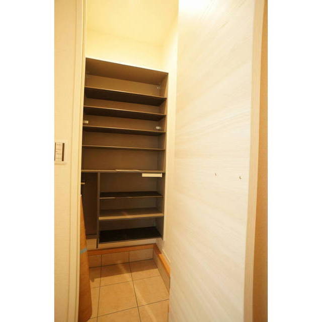 玄関にシューズクロークもございます