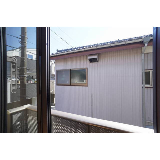 隣も2階建てなので日当たり良好♪