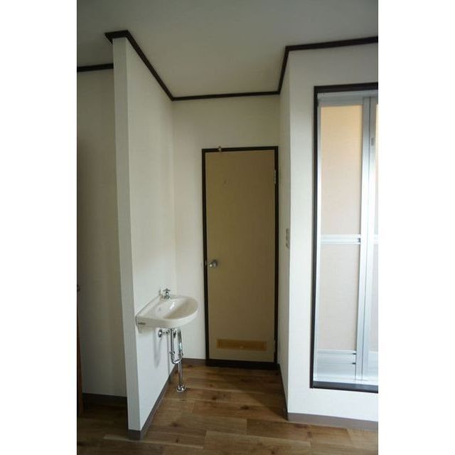 洗面台はトイレ前にございます♪